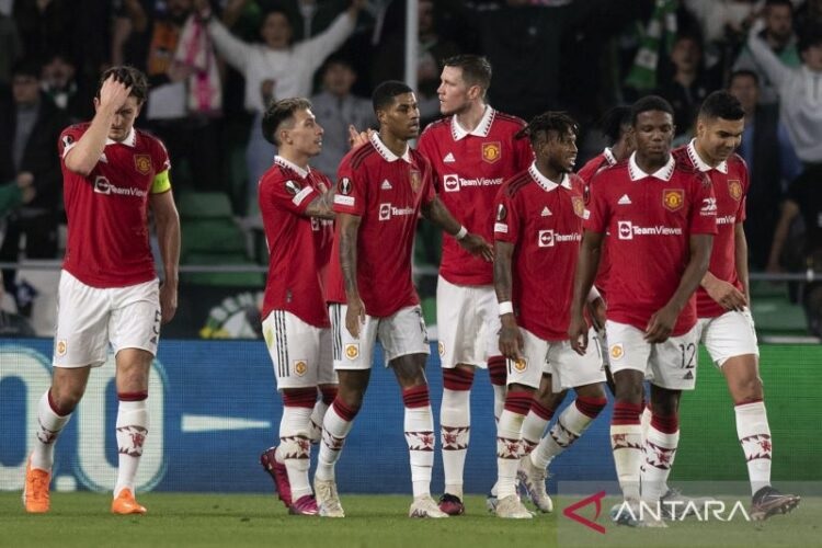 Pemain Manchester United merayakan gol yang dicetak Marcus Rashford (ketiga kiri) dalam pertandingan leg kedua babak 16 besar Liga Europa melawan Real Betis di Benito Villamarin, Jumat (17/3/2023) dini hari WIB.
